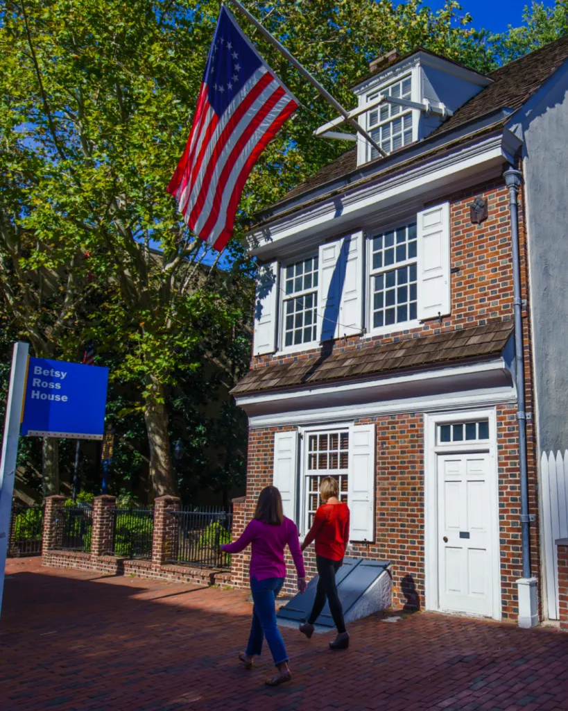 Exterior de la casa de Betsy Ross en un día soleado