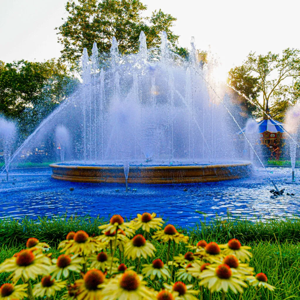 The fountain show at Franklin Square with flowers in the foreground
