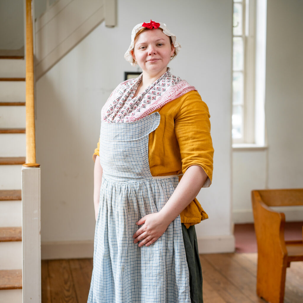 扮演玛丽·克拉索恩的女演员在镜头前摆姿势。